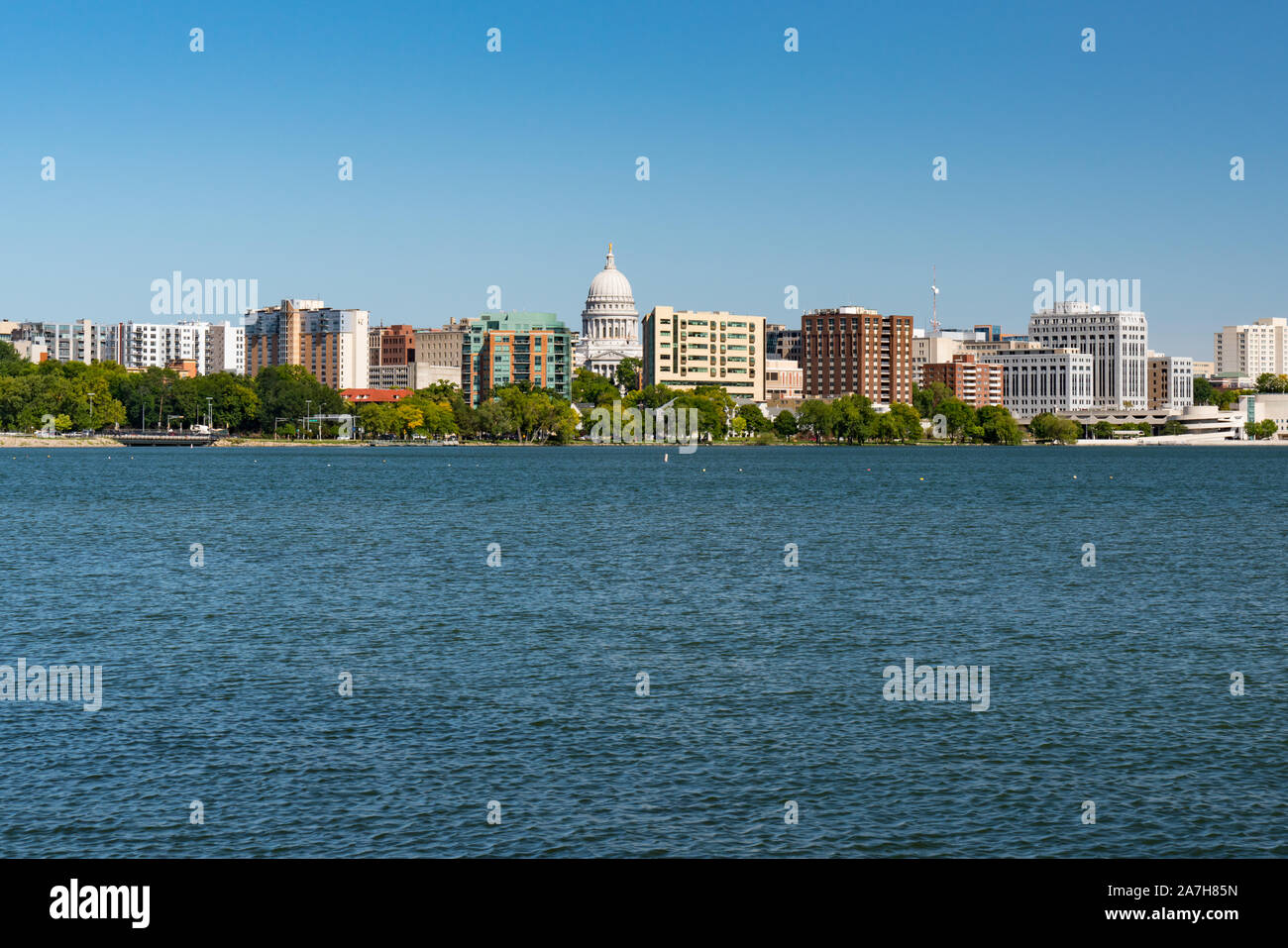 Madison, Wisconsin Skyline der Stadt entlang des Lake Manona Stockfoto