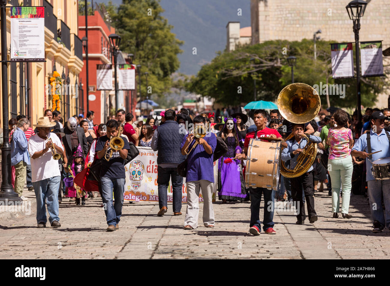 Eine mexikanische Brass Band führt eine Prozession für den Tag der Toten Festival in Spanisch als Día de Muertos in Oaxaca, Mexiko bekannt. Das Festival feiert das Leben derer, die gestorben sind. Stockfoto