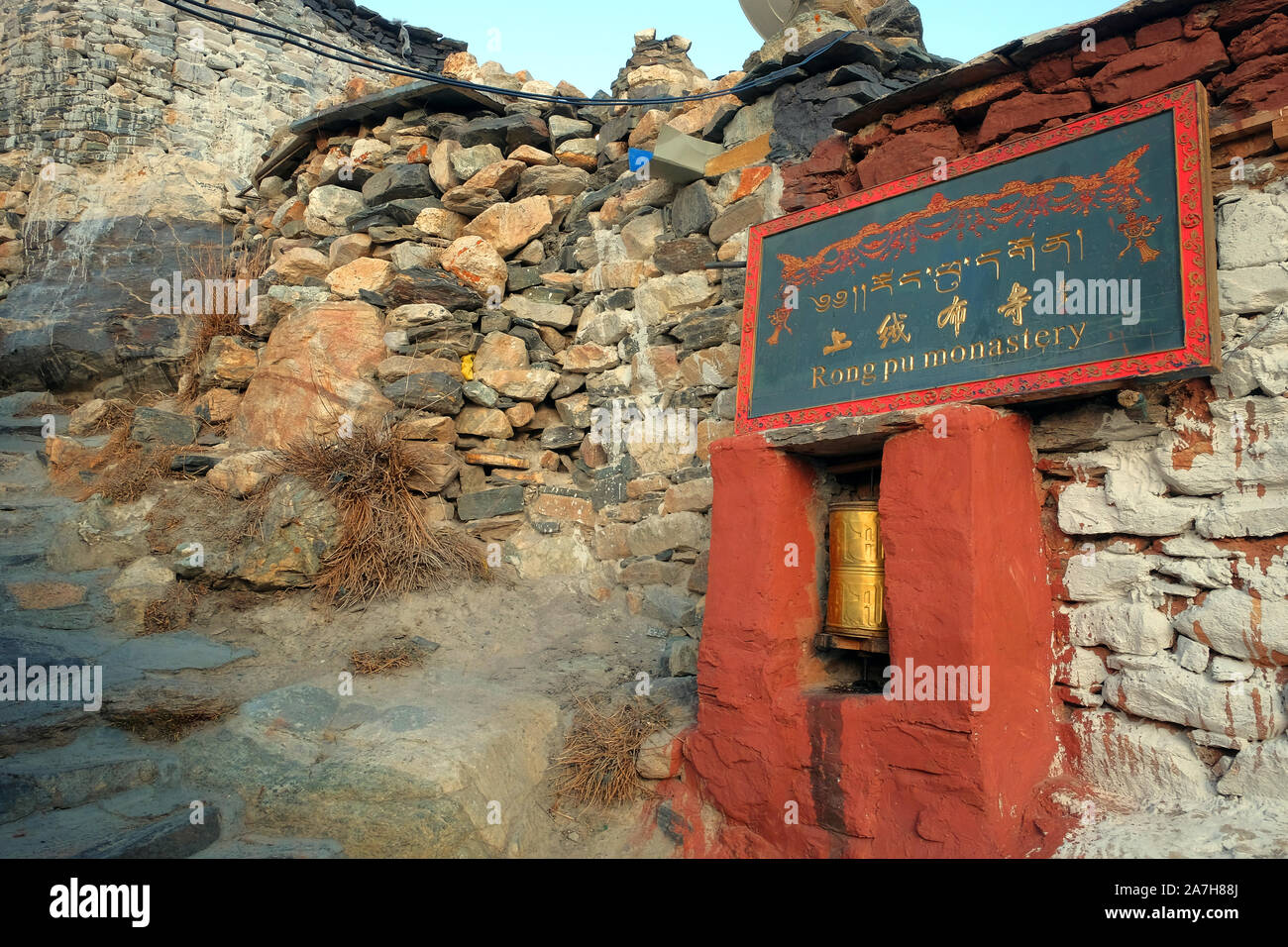 Rote Zeichen bei der Eingabe der RongPu Kloster, am Everest Base Camp in Tibet Stockfoto