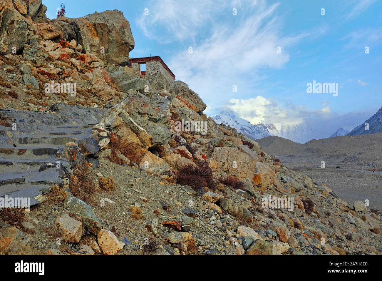 Blick auf den Mount Everest vom RongPu Kloster, am Everest Base Camp in Tibet, vor blauem Himmel. Stockfoto