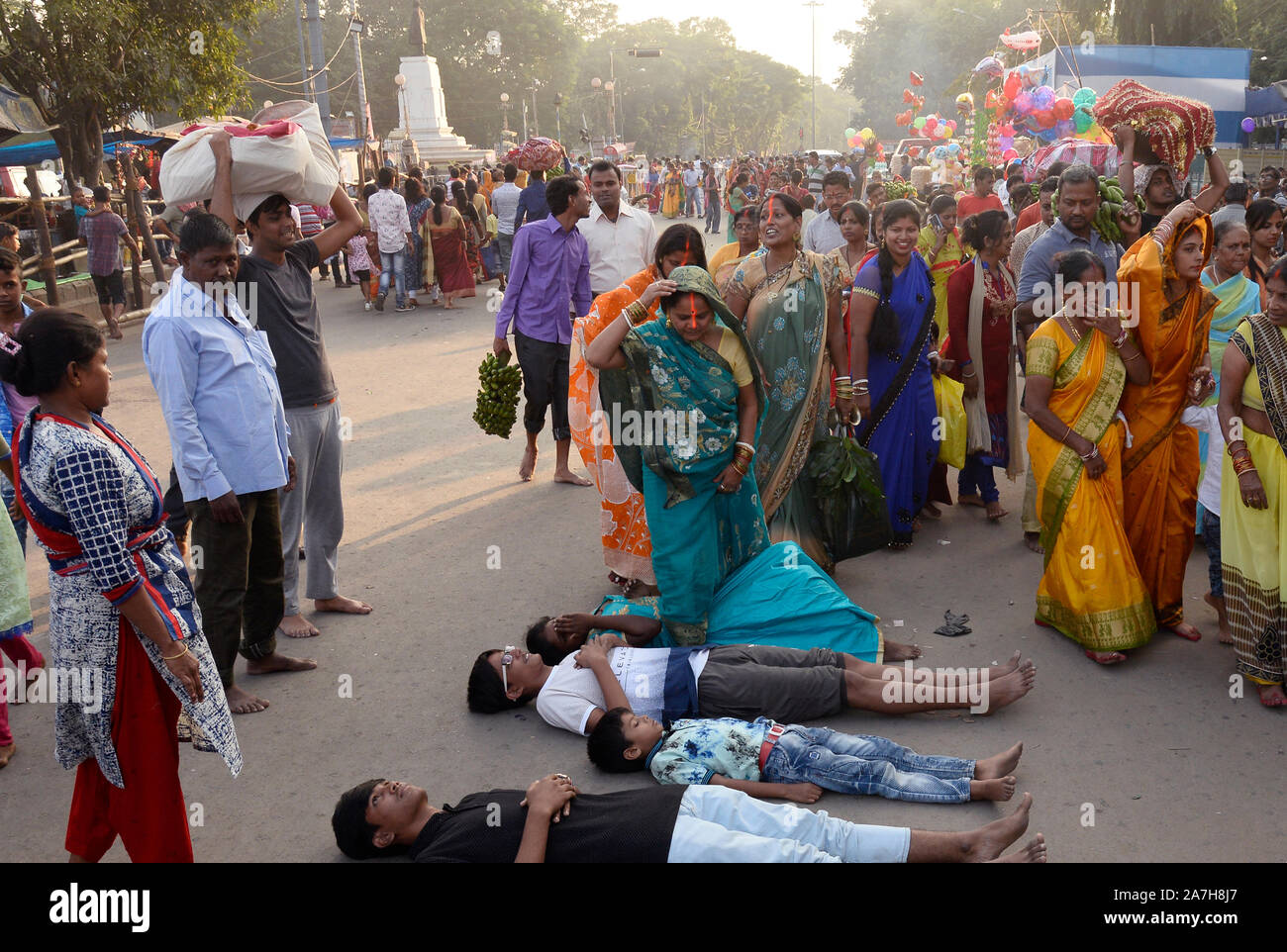 Kolkata, Indien. 02 Nov, 2019. Hindu widmet durchführen Dondi Rituale anlässlich des Chath Puja Festival. (Foto durch Saikat Paul/Pacific Press) Quelle: Pacific Press Agency/Alamy leben Nachrichten Stockfoto