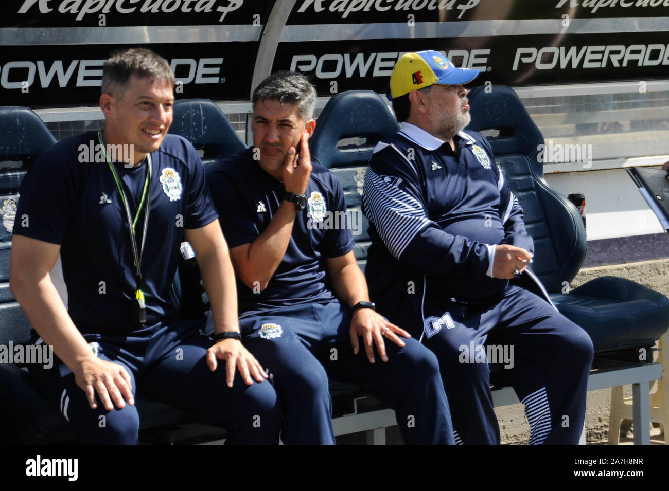 Buenos Aires, Argentinien. 02 Nov, 2019. Diego Maradona während der Klassiker zwischen La Plata Gimnasia und Fechten und Estudiantes de La Plata am Samstag, 2. November 2019 in Buenos Aires, Argentinien. Credit: Gabriel Sotelo/FotoArena/Alamy leben Nachrichten Stockfoto