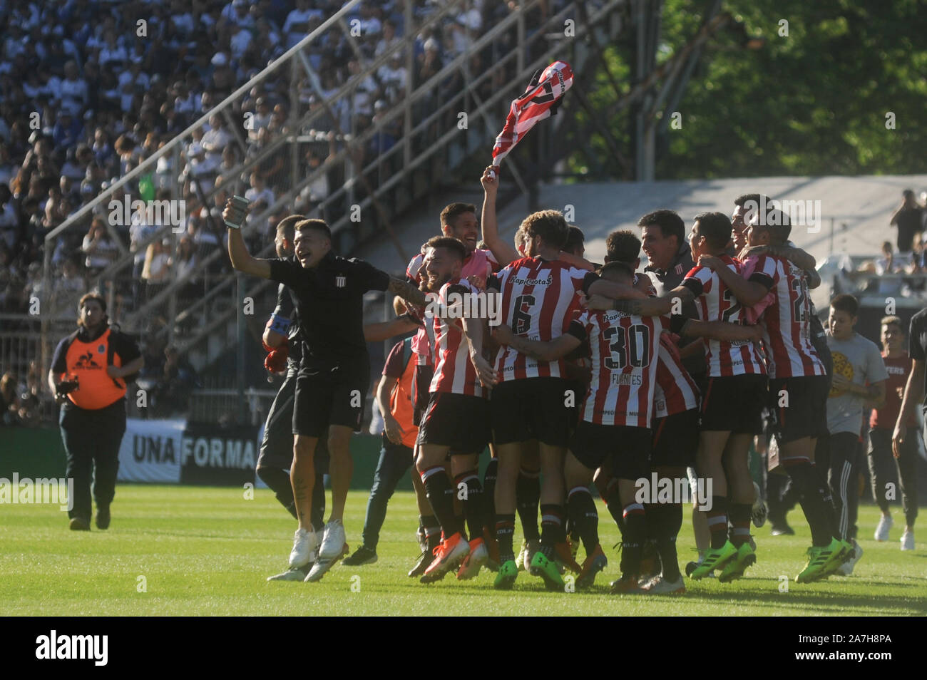 Buenos Aires, Argentinien. 02 Nov, 2019. Diego Maradona während der Klassiker zwischen La Plata Gimnasia und Fechten und Estudiantes de La Plata am Samstag, 2. November 2019 in Buenos Aires, Argentinien. Credit: Gabriel Sotelo/FotoArena/Alamy leben Nachrichten Stockfoto