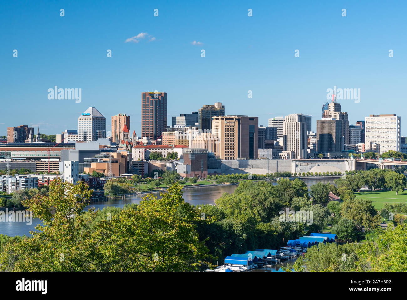 Saint Paul, MN - September 23, 2019: St. Paul, Minnesota Skyline entlang des Mississippi River Stockfoto