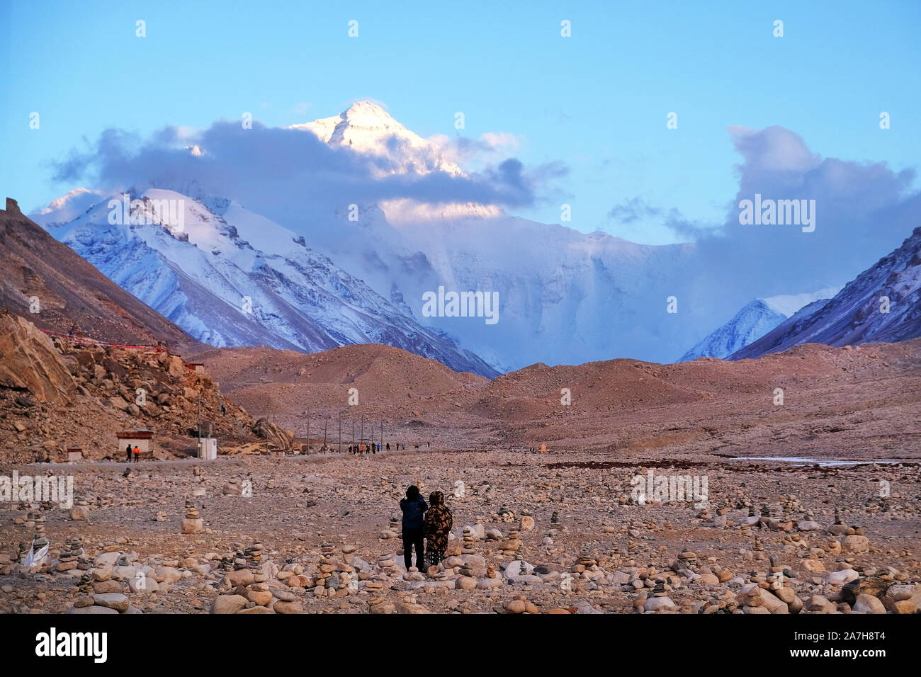 Touristen bewundern Mount Everest im Everest Base Camp in Tibet, gegen ein blauer Himmel mit weißen Wolken bedeckt. Stockfoto