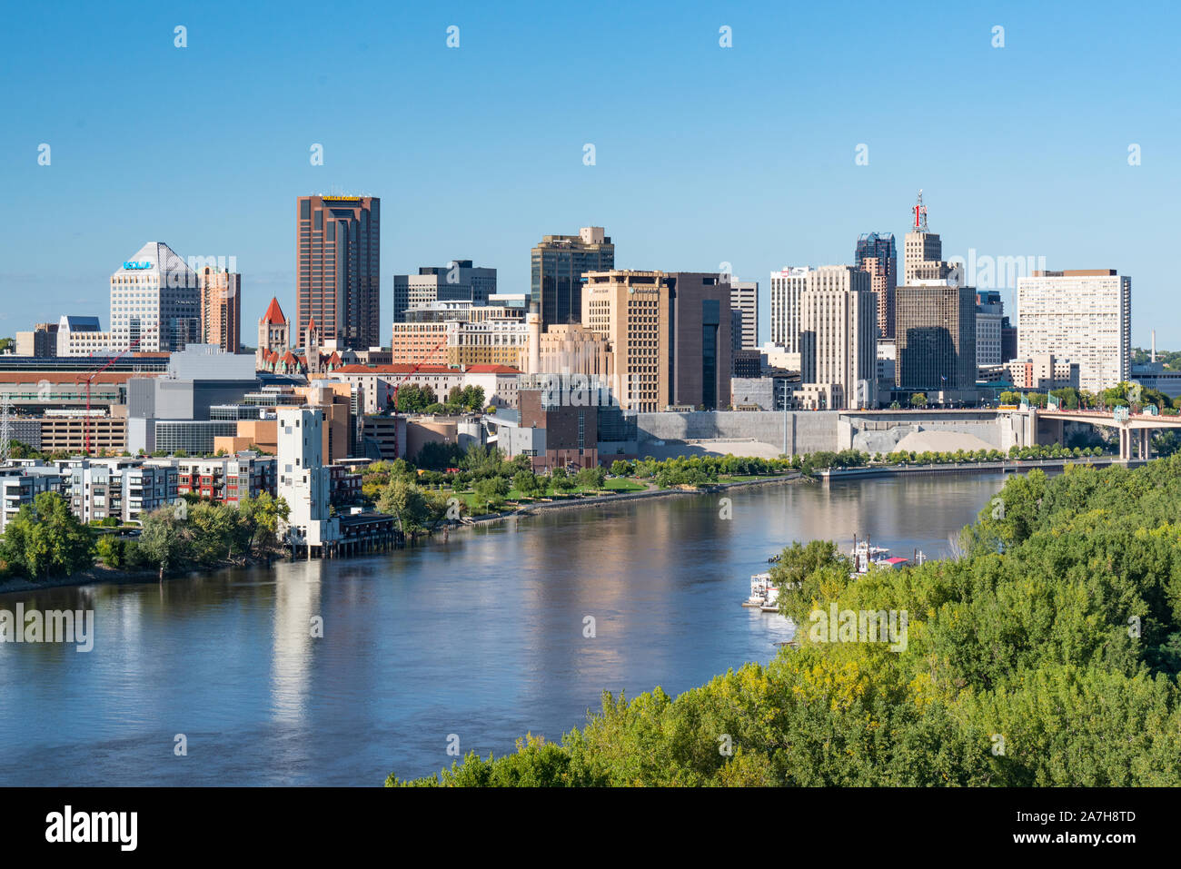 Saint Paul, MN - September 23, 2019: St. Paul, Minnesota Skyline entlang des Mississippi River Stockfoto