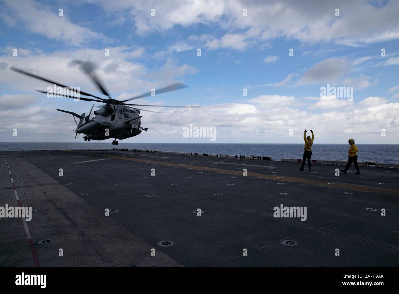 191030-N-KO 533-1037 ATLANTIK (Okt. 2010) 31, 2019) - der Luftfahrt Bootsmann Mate's (Handling)-Signal eine CH-53E Super Stallion zu den Blauen Ritter von Marine Medium Tiltrotor Squadron (VMM) 365 (Verstärkt) auf dem Flugdeck des Amphibious Assault ship USS Bataan (LL 5), Okt. 31, 2019 zugeordnet. Bataan ist unterwegs die Durchführung einer Composite Trainingsgerät Übung (COMPTUEX) mit dem Bataan Amphibious Ready Gruppe und 26 Marine Expeditionary Unit. (U.S. Marine Foto von Mass Communication Specialist 3. Klasse Lenny Weston) Stockfoto