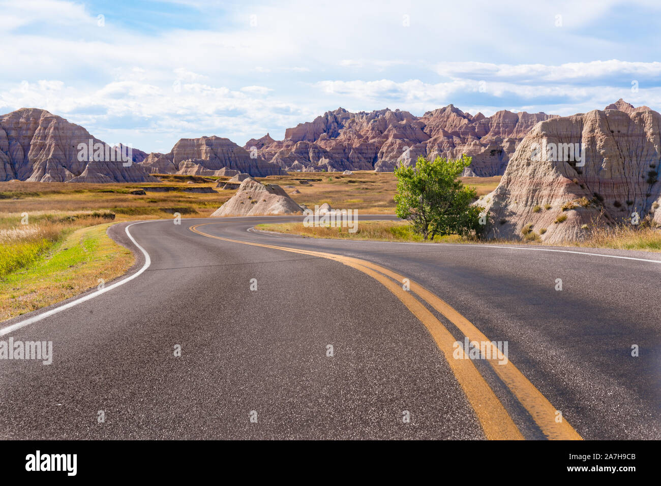 Kurvenreiche Straße durch die Badlands National Park in South Dakota Stockfoto