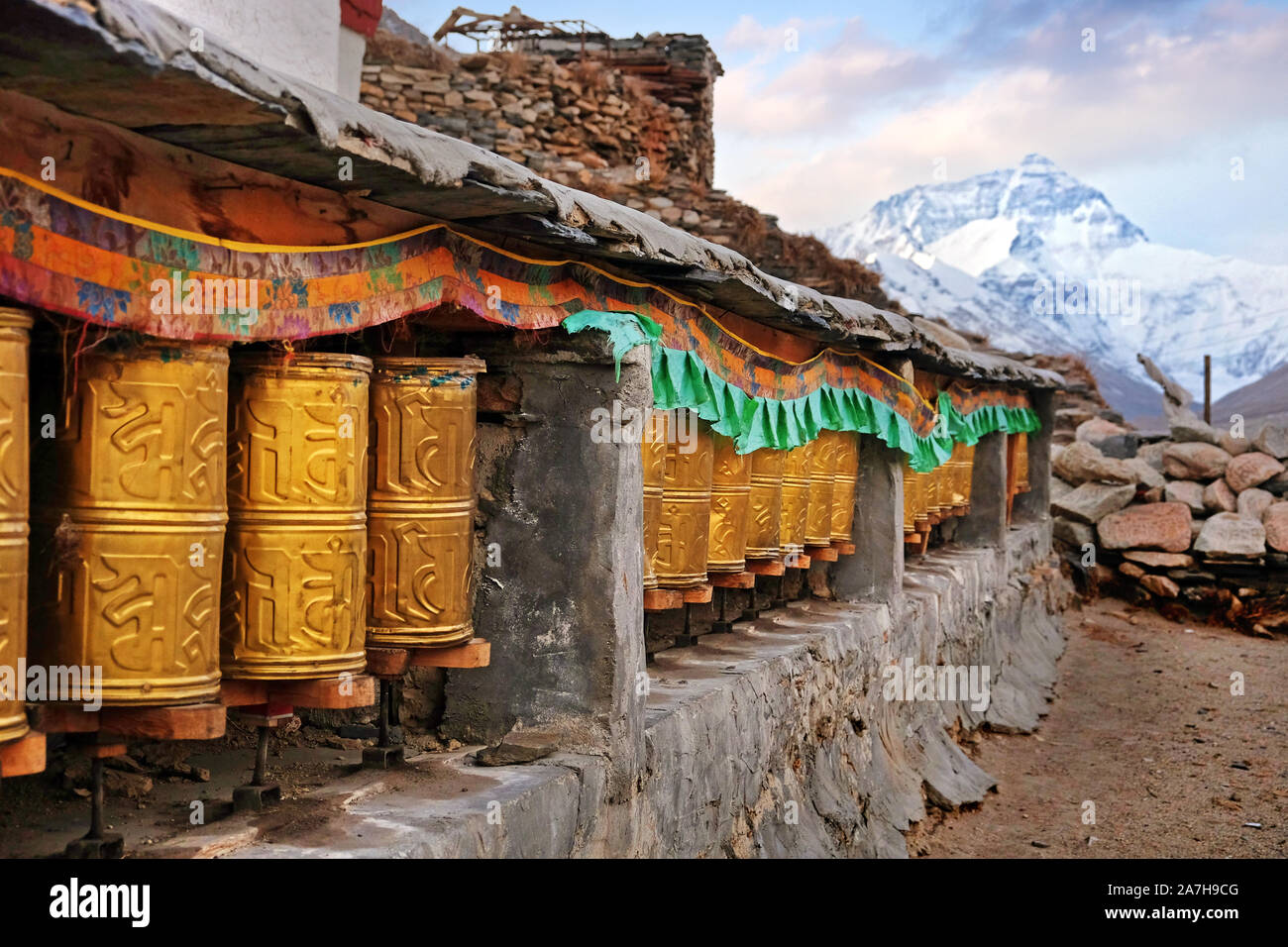 Blick auf Golden beten Räder und Mount Everest in den Hintergrund vom RongPu Kloster in Tibet, gegen ein kalter Morgen Himmel. Stockfoto