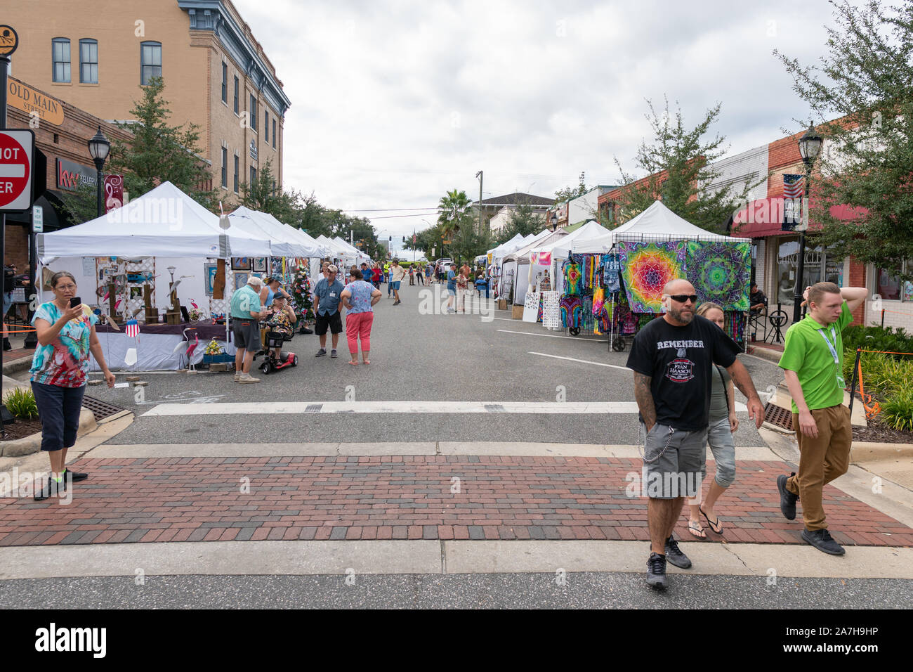 NOVEMBER 2, 2019, Inverness, FL: Aussteller in den Straßen von Courthouse Square in der Innenstadt von Inverness, für die 49. jährliche Festival der Künste. Stockfoto