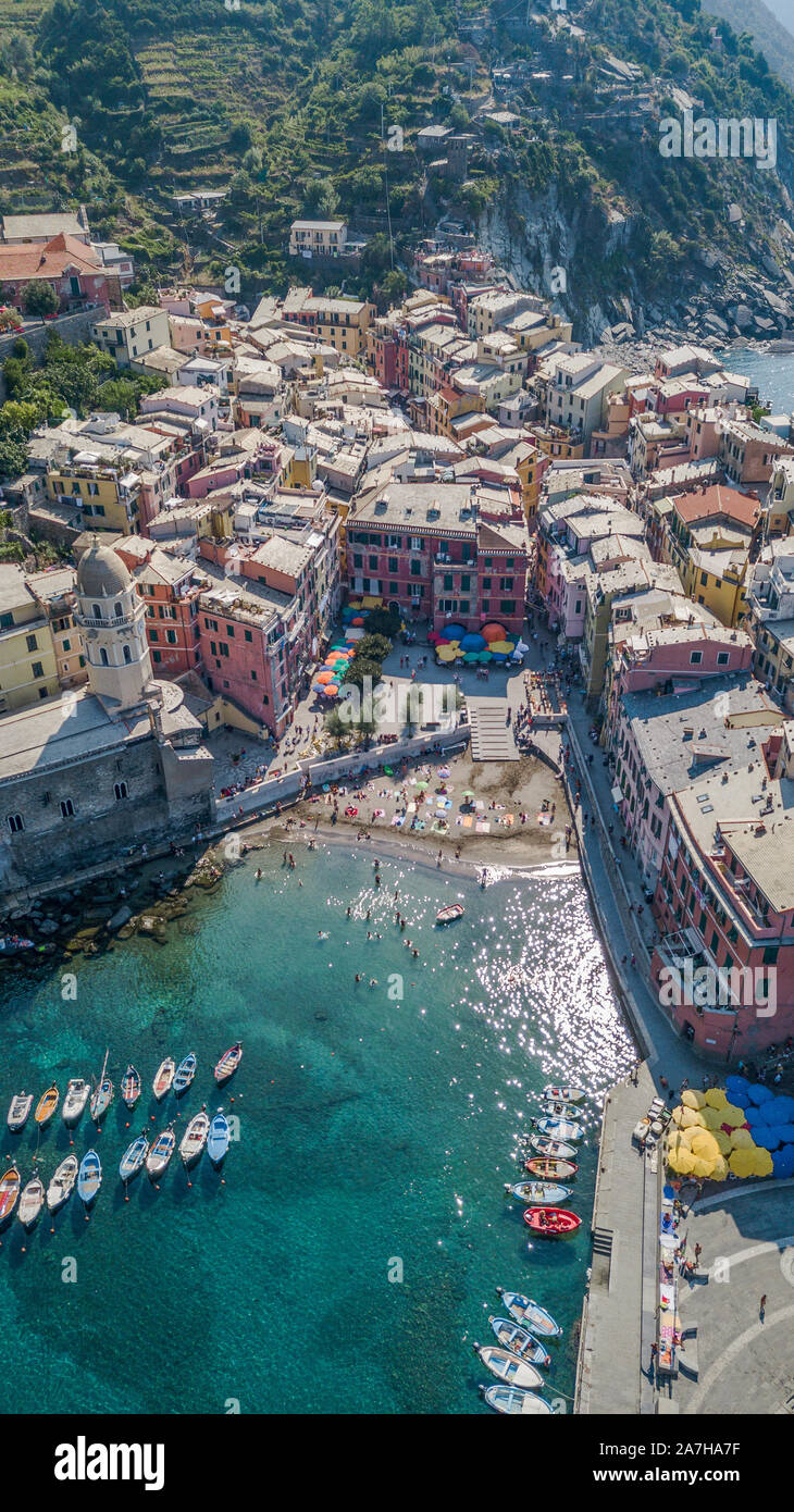 Antenne drone Schuß Blick auf Vernazza port in den Cinque Terre, Italien Stockfoto