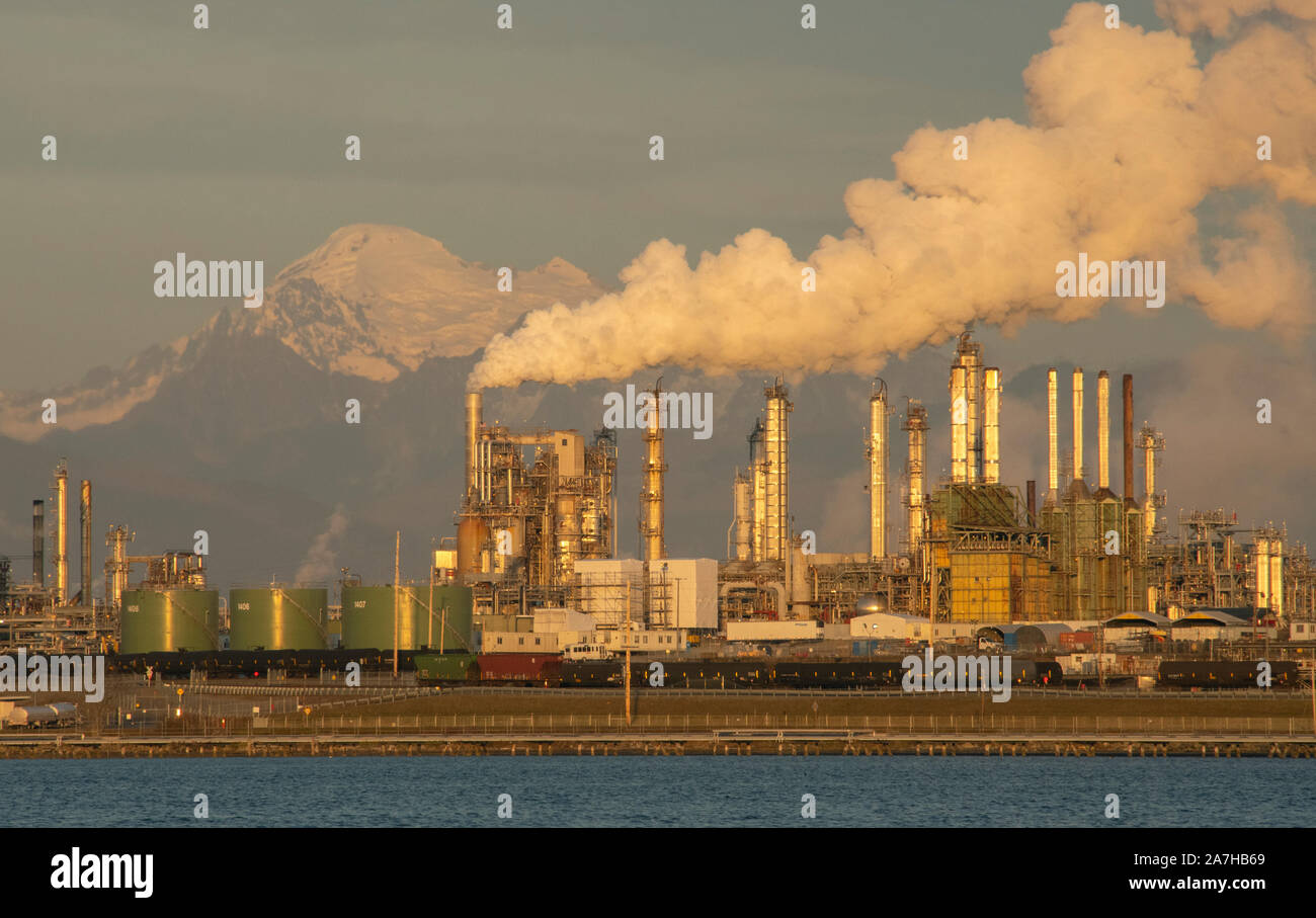 Marathon Anacortes Ölraffinerie, Anacortes, Washington, Mt. Baker hinter Stockfoto