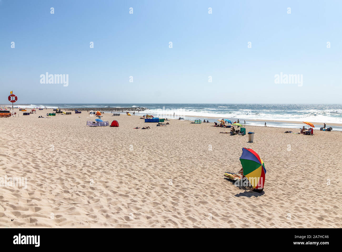 Blick auf den Strand mit Menschen unter Sonnenbad am Strand. Atlantik, Costa Nova, Portugal Stockfoto