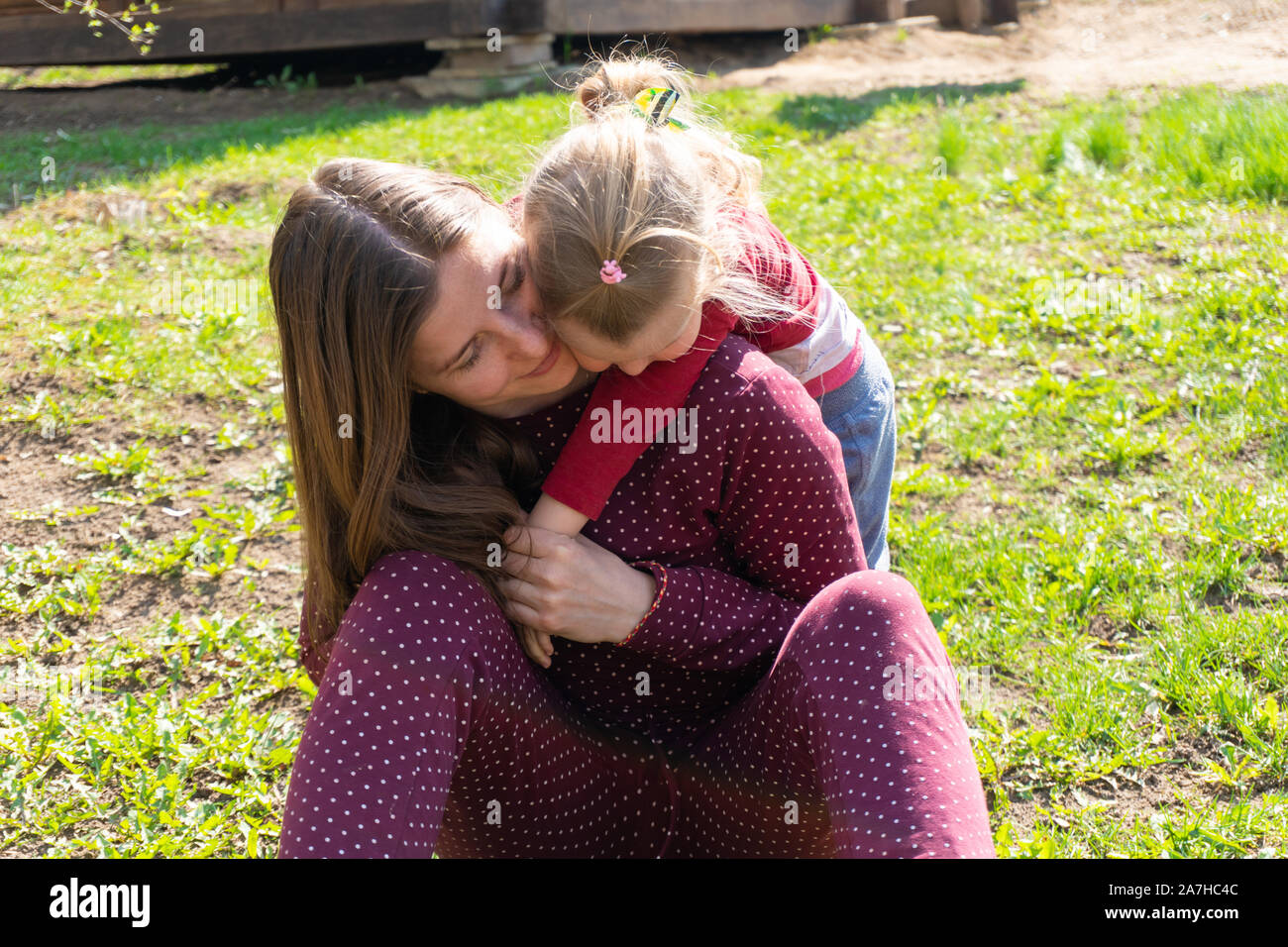 Mutter und Tochter und schöne Umarmungen outdoor Stockfoto