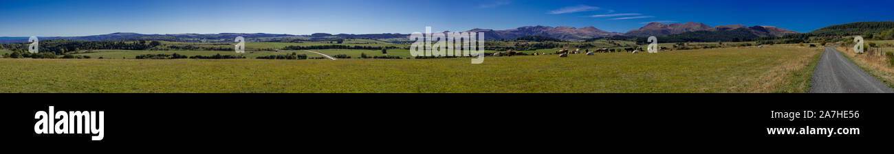 Panoramablick auf den Puys du Sancy Kette in der Auvergne, Frankreich Stockfoto