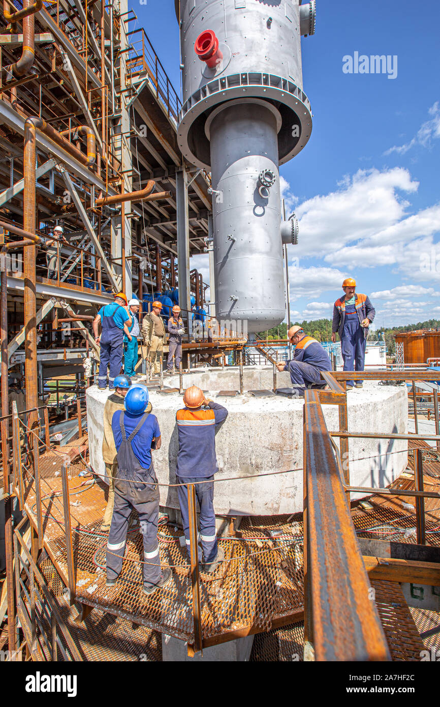 Moskau, Russland, 08.2018: Bau einer Ölraffinerie in der Nähe von Moskau. Arbeitnehmer installieren Komponenten einer Ölraffinerie, dem Bau und der Installation von Stockfoto