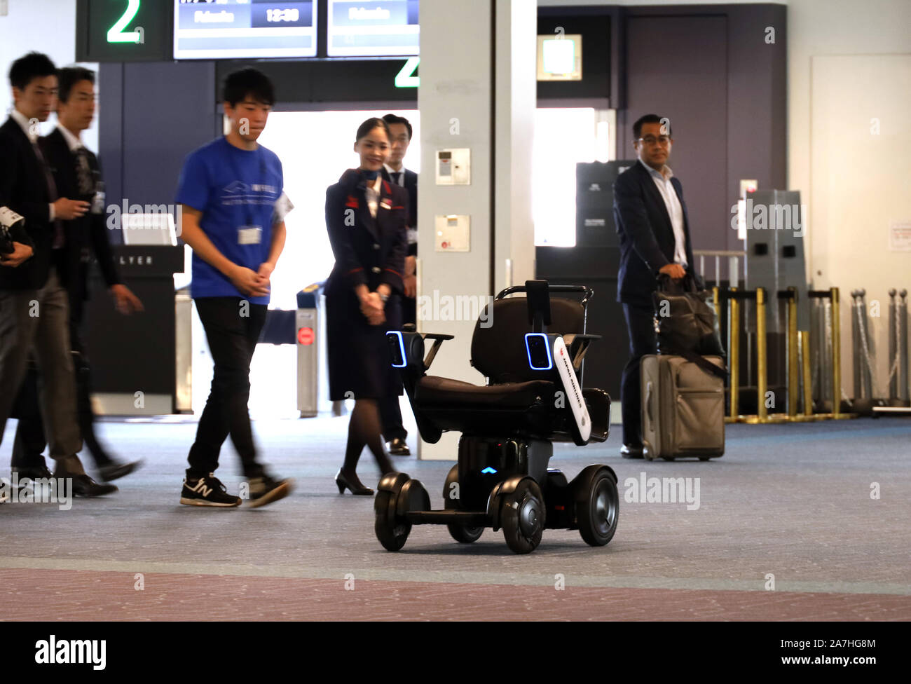 Tokio, Japan. 2 Nov, 2019. Ein Elektrofahrzeug WHILL kehrt von einem Gate zu seiner Station autonom am Flughafen Haneda in Tokio am Samstag, 2. November 2019. Japan Airlines (JAL) und japanische High-Tech-Unternehmen WHILL begann ein Probelauf einen Transport-service mit autonomen Fahren persönliche Elektrofahrzeug WHILL am Flughafen zur Verfügung zu stellen. Credit: Yoshio Tsunoda/LBA/Alamy leben Nachrichten Stockfoto