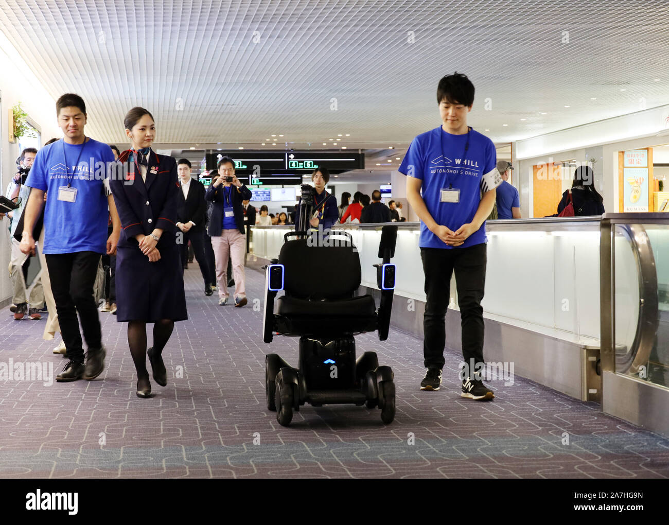 Tokio, Japan. 2 Nov, 2019. Ein Elektrofahrzeug WHILL kehrt von einem Gate zu seiner Station autonom am Flughafen Haneda in Tokio am Samstag, 2. November 2019. Japan Airlines (JAL) und japanische High-Tech-Unternehmen WHILL begann ein Probelauf einen Transport-service mit autonomen Fahren persönliche Elektrofahrzeug WHILL am Flughafen zur Verfügung zu stellen. Credit: Yoshio Tsunoda/LBA/Alamy leben Nachrichten Stockfoto