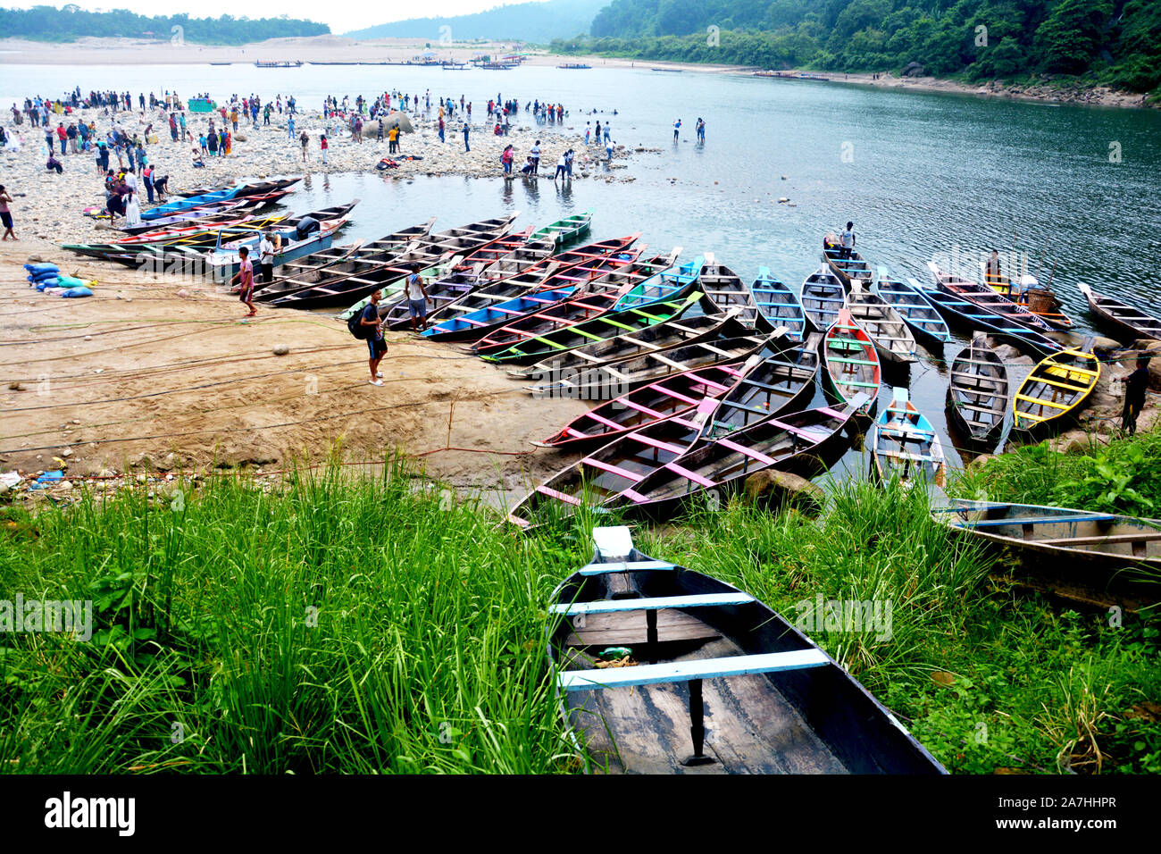 Ein Blick auf die Dawki Tourismus Spot von der Straße Kopf die Grenze von Indien und Bangladesch in Meghalaya, Indien mit vielen Touristen und Besucher Stockfoto