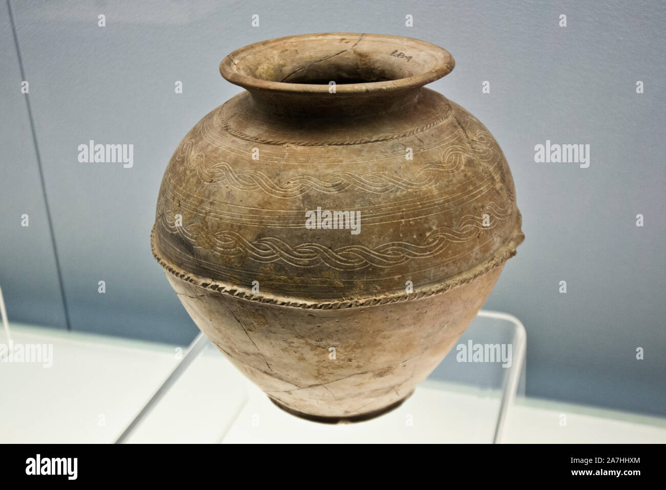 Graue Keramik Glas mit eingeschnittenen Seil Muster. Songze Kultur (3800-3200 v. Chr.). Das Shanghai Museum, China. Stockfoto