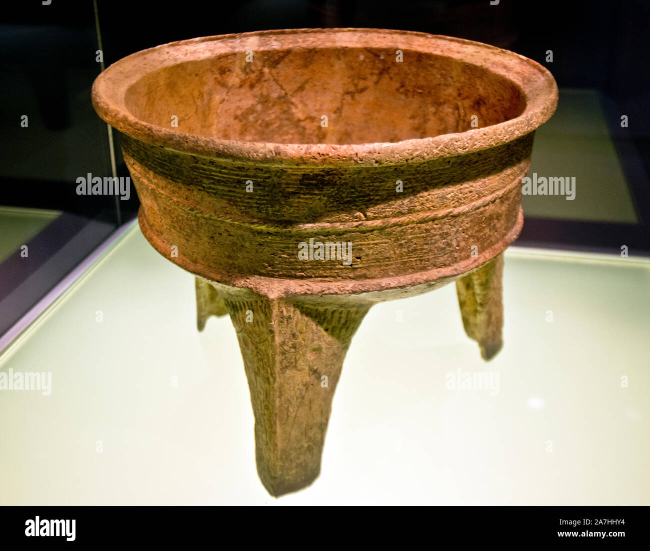 Rot Keramik Waschbecken - geprägt. Songze Kultur (3800-3200 B, C). Das Shanghai Museum, China. Stockfoto