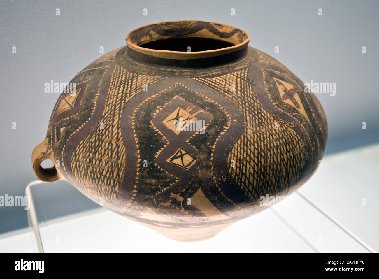 Bemalte Keramik Topf mit geometrischen Gittermuster, Majiayao Kultur (2600-2300 v. Chr.). Das Shanghai Museum, China. Stockfoto