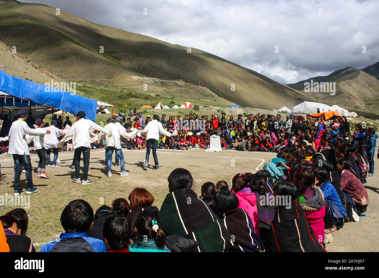 Tibetisch-chinesischen traditionellen Festival mit kulturellen Tanz während Kopf Mönch im Kloster in Dho Tarap, Dolpa, Nepal - Tibet Grenze. Stockfoto