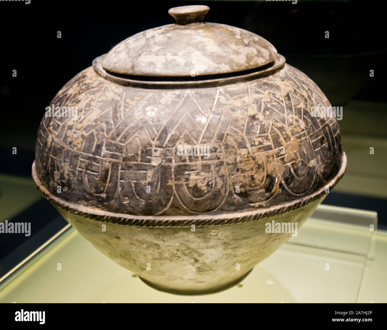 Schwarze Keramik abgedeckt Glas mit geschnitzten Muster. Songze Kultur (3800-3200 v. Chr.). Das Shanghai Museum, China. Stockfoto