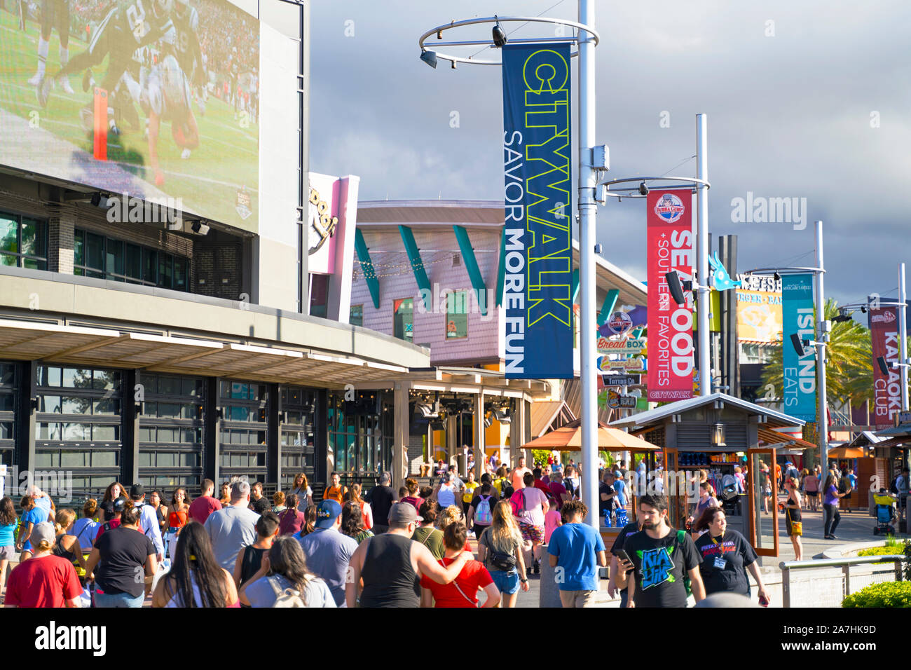 Leute, Touristen zu Fuß entlang der City Walk in Universal Studios Resort, Orlando, Florida, USA Stockfoto