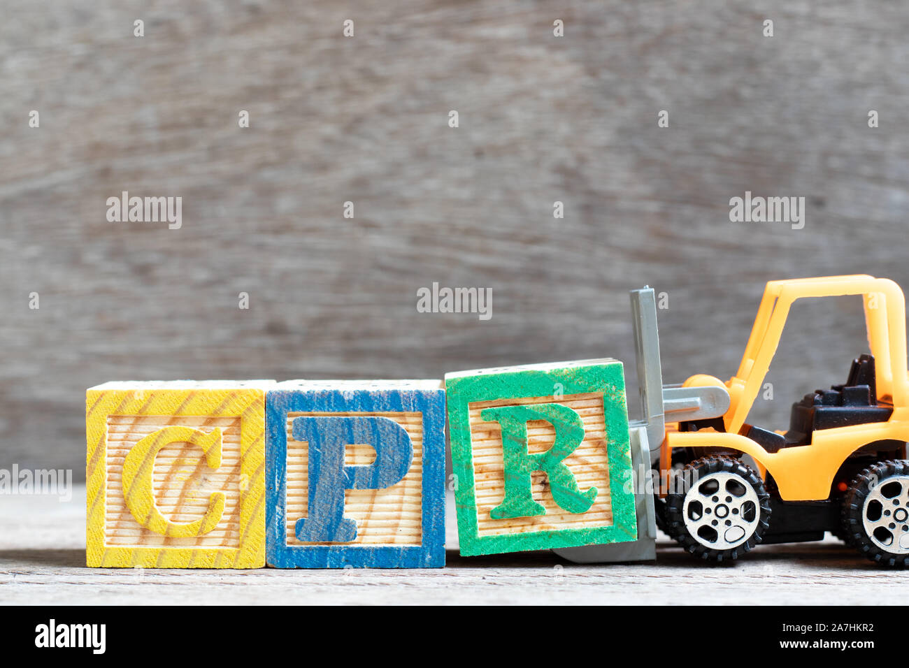 Spielzeug Gabelstapler Buchstaben gedrückt. block r Wort CPR (Abkürzung der kardiopulmonalen Reanimation) auf Holz Hintergrund abzuschließen Stockfoto