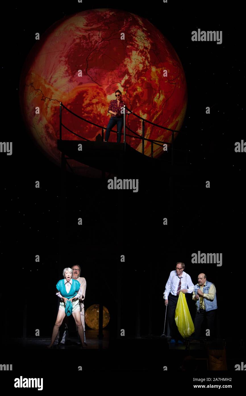 Dresden, Deutschland. 29 Okt, 2019. Die Solisten Iris Vermillion (L-R), Markus Marquardt, Hila Baggio, Frode Olsen und Gerhard Siegel auf der Bühne wird an der Semperoper während ein Foto Generalprobe der Oper "Le Grand Macabre". Die Oper von György Ligeti wird seine Premiere am 03. November 2019. Credit: Sebastian Kahnert/dpa-Zentralbild/dpa/Alamy leben Nachrichten Stockfoto