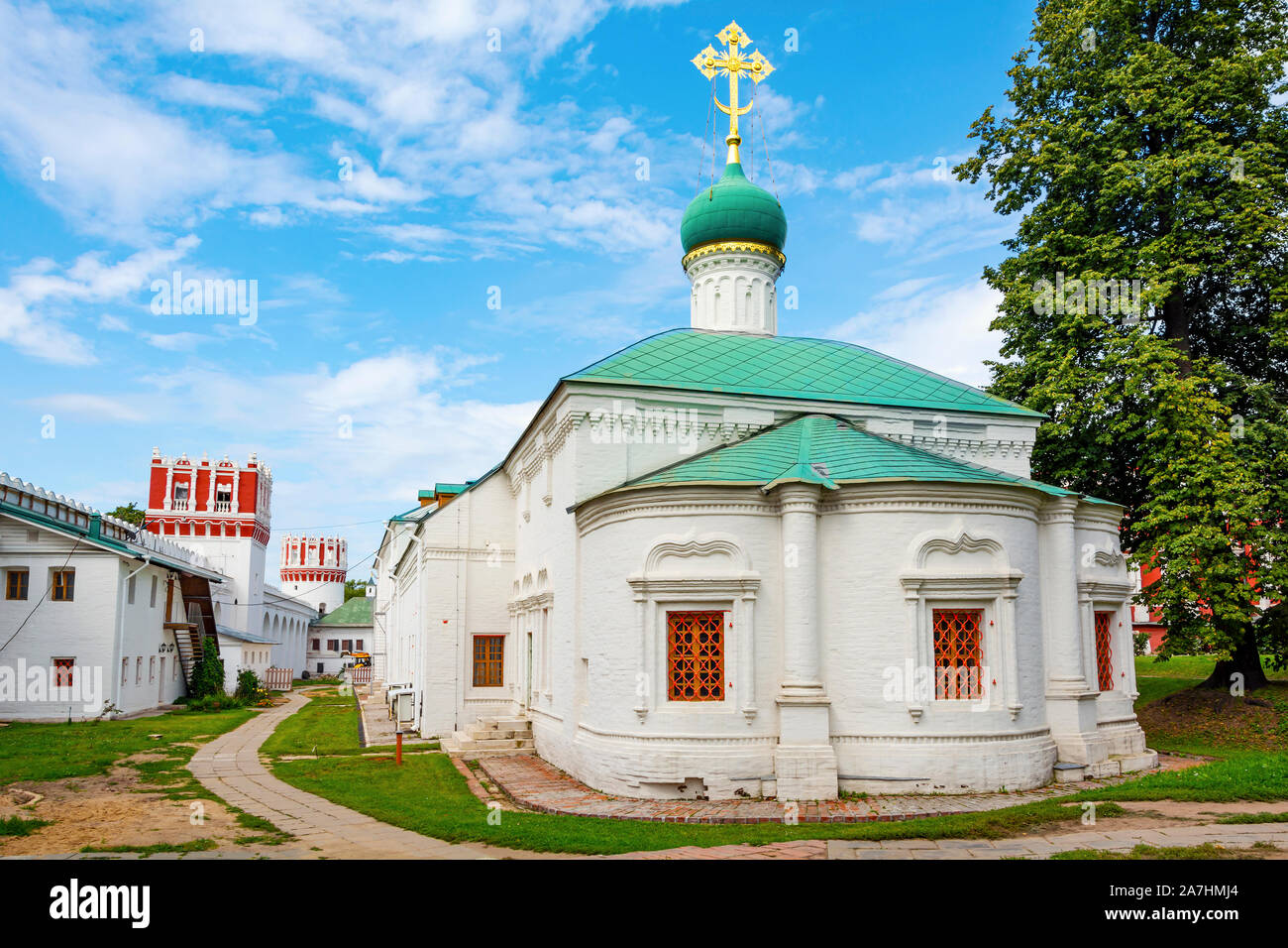 Moskau, Blick auf die Südwand des Nowodewitschi Kloster mit Setun und Predtechenskaya Towers Stockfoto