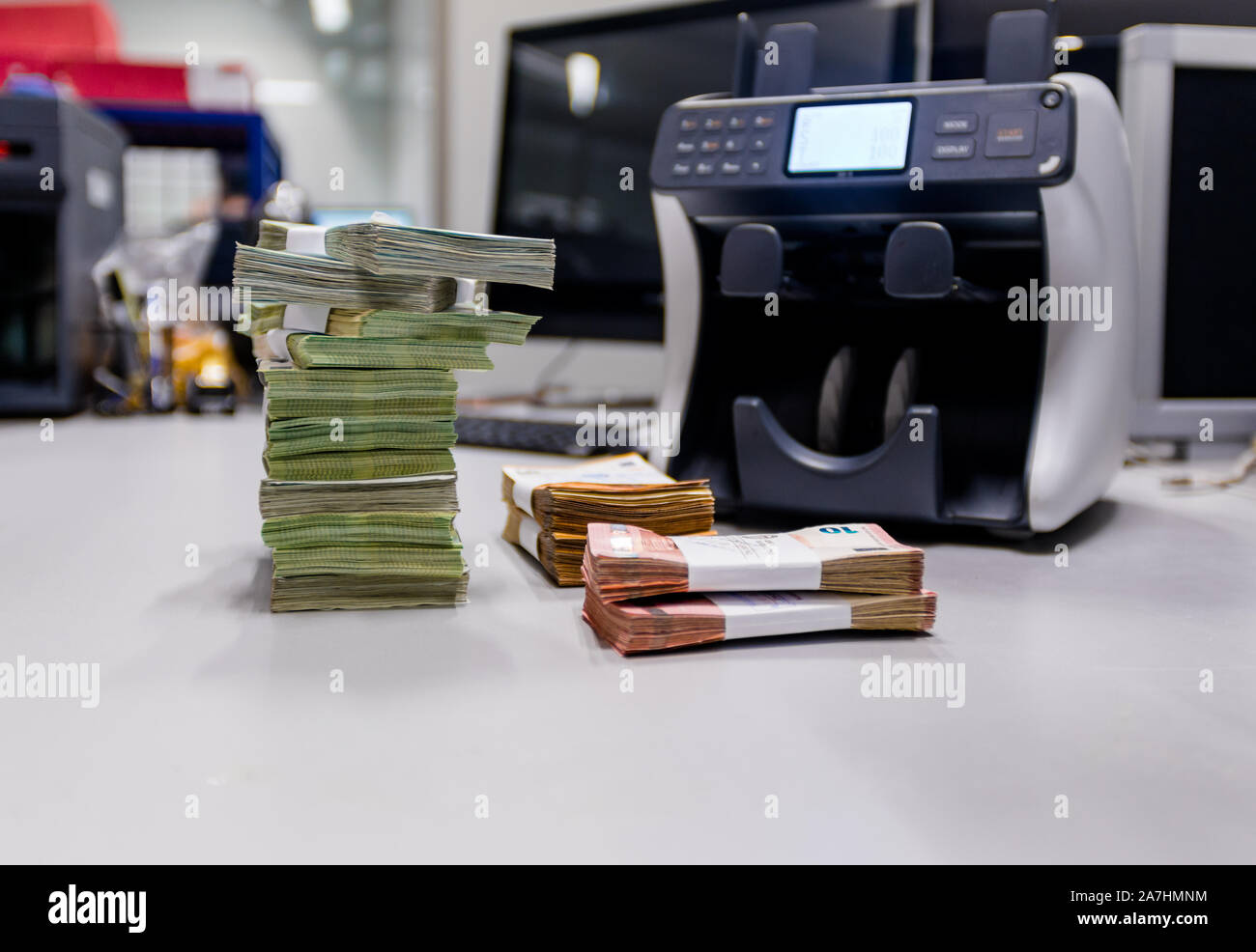 Euro €-Banknoten gestapelt und zusammen mit Währung Bands vor der elektronischen Zählmaschine gebunden Stockfoto