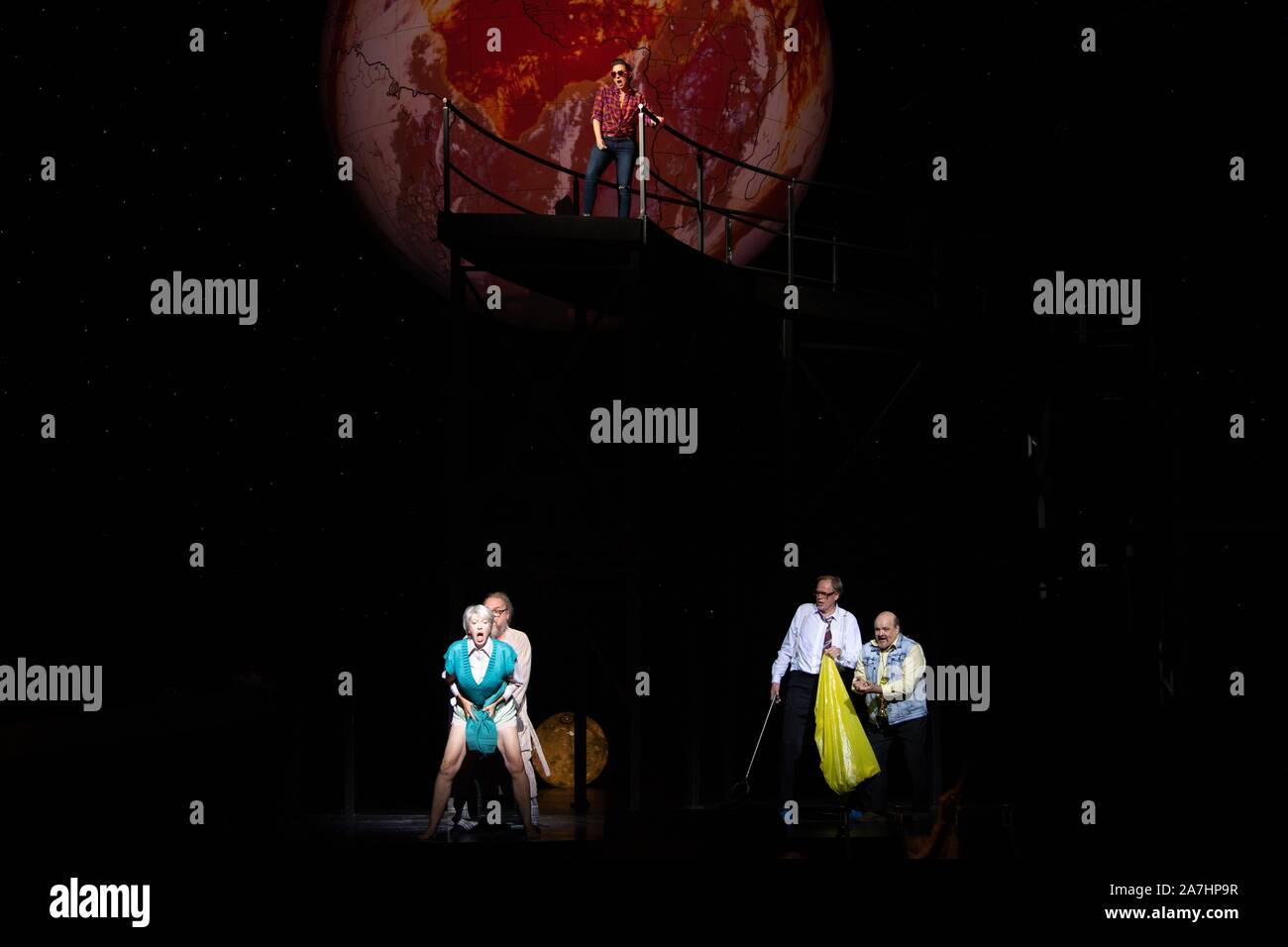 Dresden, Deutschland. 29 Okt, 2019. Die Solisten Iris Vermillion (L-R), Markus Marquardt, Hila Baggio, Frode Olsen und Gerhard Siegel auf der Bühne wird an der Semperoper während ein Foto Generalprobe der Oper "Le Grand Macabre". Die Oper von György Ligeti wird seine Premiere am 03. November 2019. Credit: Sebastian Kahnert/dpa-Zentralbild/dpa/Alamy leben Nachrichten Stockfoto
