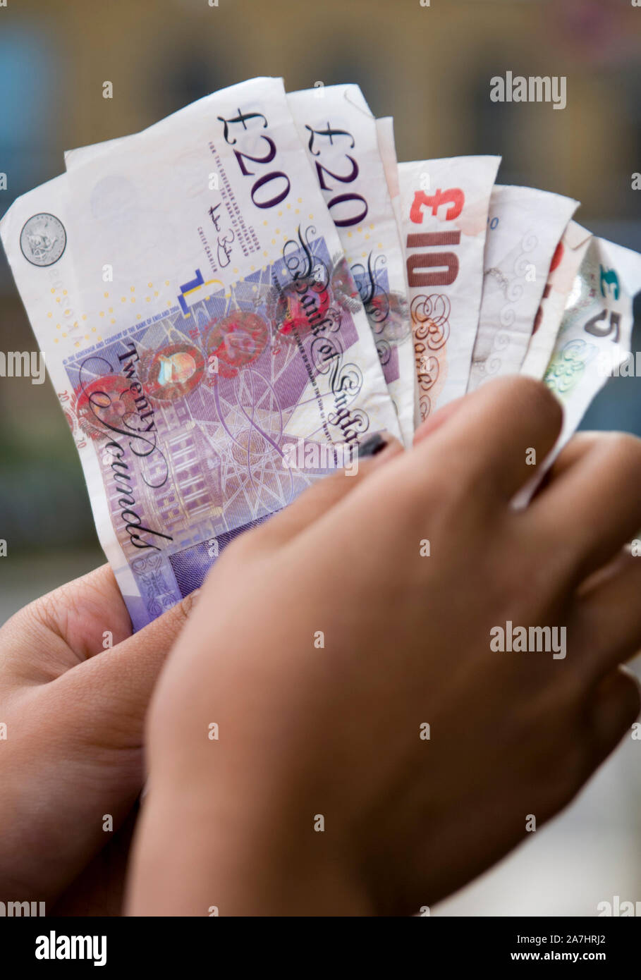 Hände halten British Pound Hinweis bank Rechnungen Stockfoto
