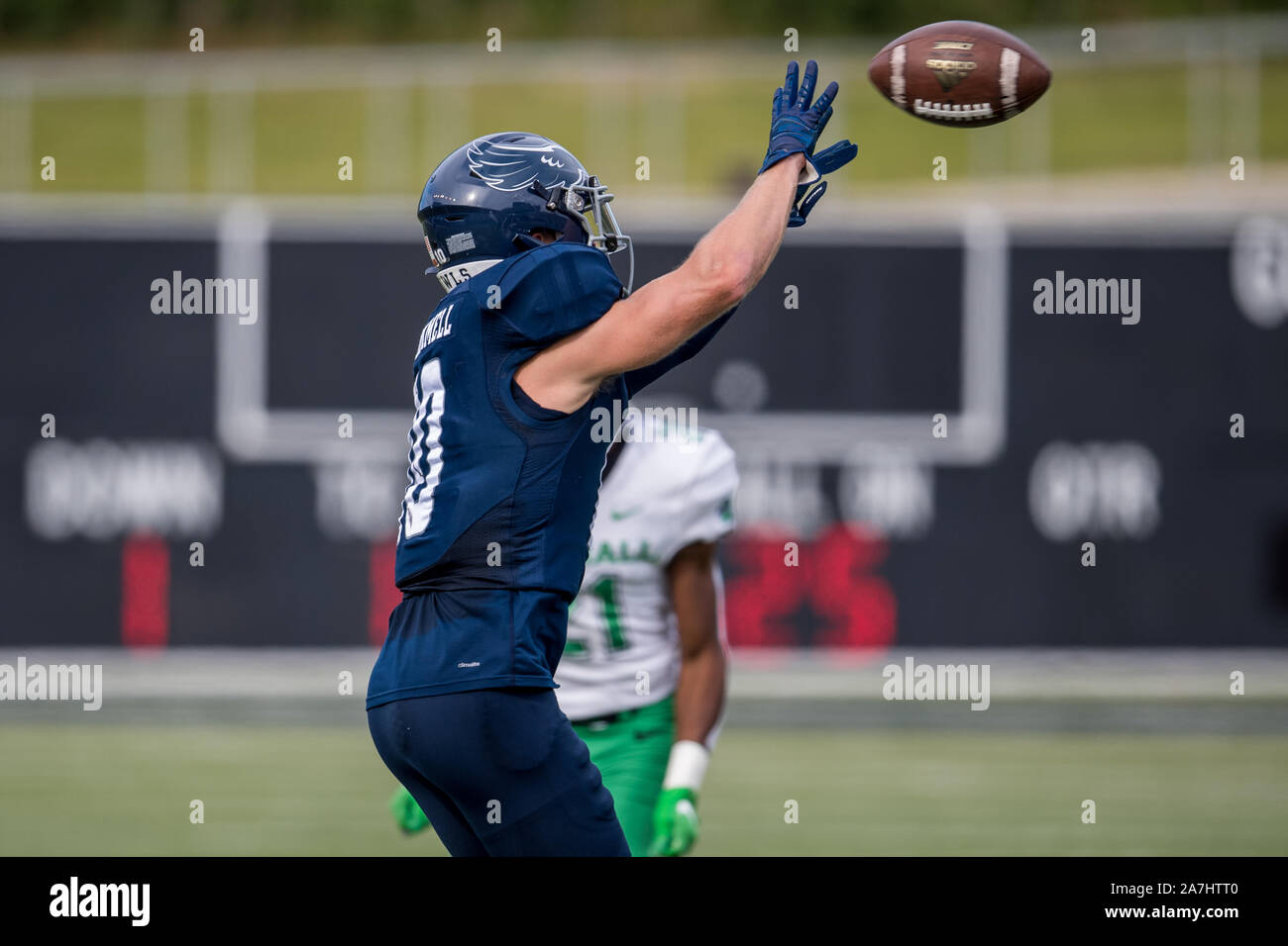 Houston, TX, USA. 2 Nov, 2019. Reis Eulen wide receiver Austin Trammell (10) macht eine Verriegelung im zweiten Quartal eine NCAA Football Spiel zwischen der Marshall Donnernherde und der Reis Eulen am Rice Stadium in Houston, TX. Marshall gewann das Spiel 20 zu 7. Trask Smith/CSM/Alamy leben Nachrichten Stockfoto