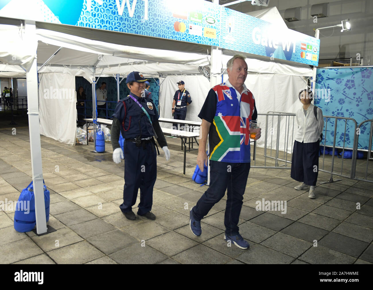 Tokio, Japan. 2 Nov, 2019. Ein Mann verlassen die International Stadium Yokohama in der Präfektur Kanagawa, Japan nach dem Rugby World Cup 2019 Finale zwischen England und Südafrika, in der Südafrika's 32 - 12 am 2. November 2019 gewonnen. Foto: Ramiro Agustin Vargas Tabares Credit: Ramiro Agustin Vargas Tabares/ZUMA Draht/Alamy leben Nachrichten Stockfoto