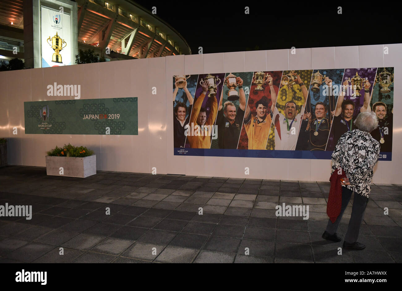 Tokio, Japan. 2 Nov, 2019. Ein Mann sieht ein Plakat Schild in der Nähe des International Stadium Yokohama in der Präfektur Kanagawa, Japan während der Rugby-weltmeisterschaft 2019 Endspiel zwischen England und Südafrika, in der Südafrika's 32 - 12 am 2. November 2019 gewonnen. Foto: Ramiro Agustin Vargas Tabares Credit: Ramiro Agustin Vargas Tabares/ZUMA Draht/Alamy leben Nachrichten Stockfoto