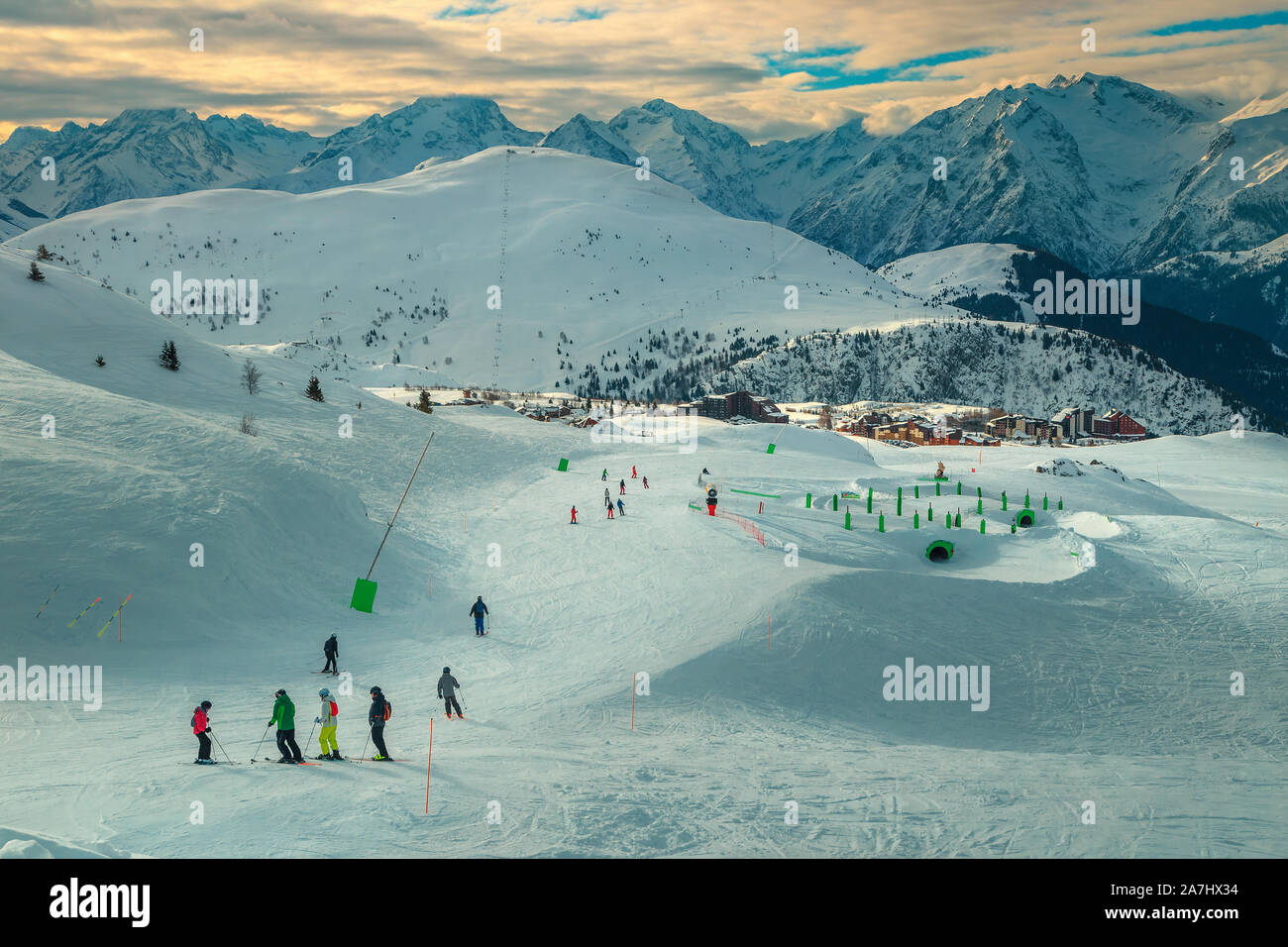 Skifahrer in den Snowpark Ski bergab in die Französischen Alpen. Freeride Skifahrer Skifahren im Snow park, Alpe d'Huez, Frankreich, Europa Stockfoto