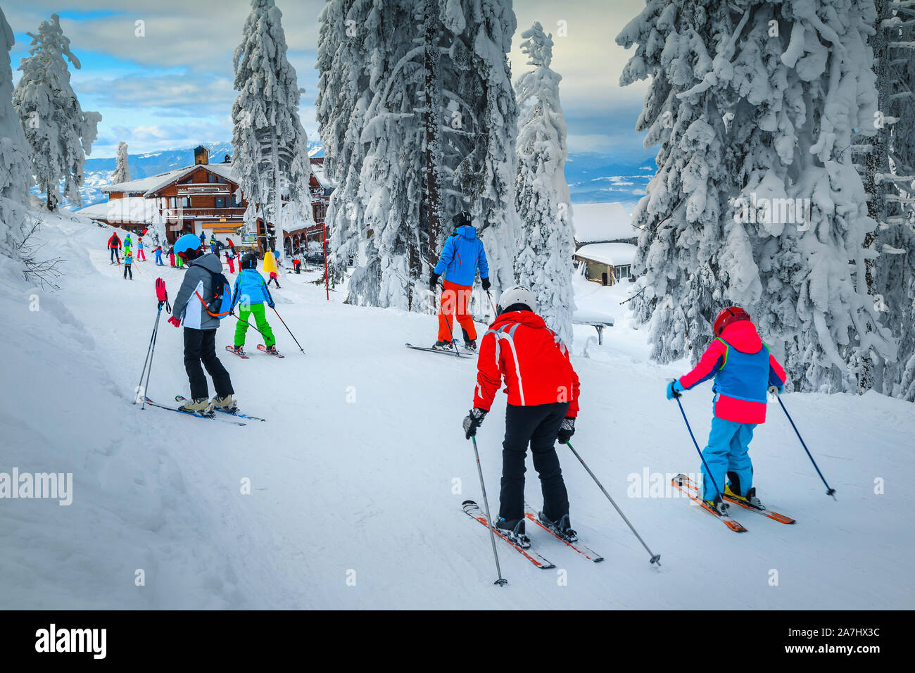 Malerische Winter Skigebiet mit Skifahrer in Rumänien. Schönen touristischen und Wintersport Urlaub Lage. Schnee bedeckt Kiefern mit sportlichen Skifahrer Stockfoto