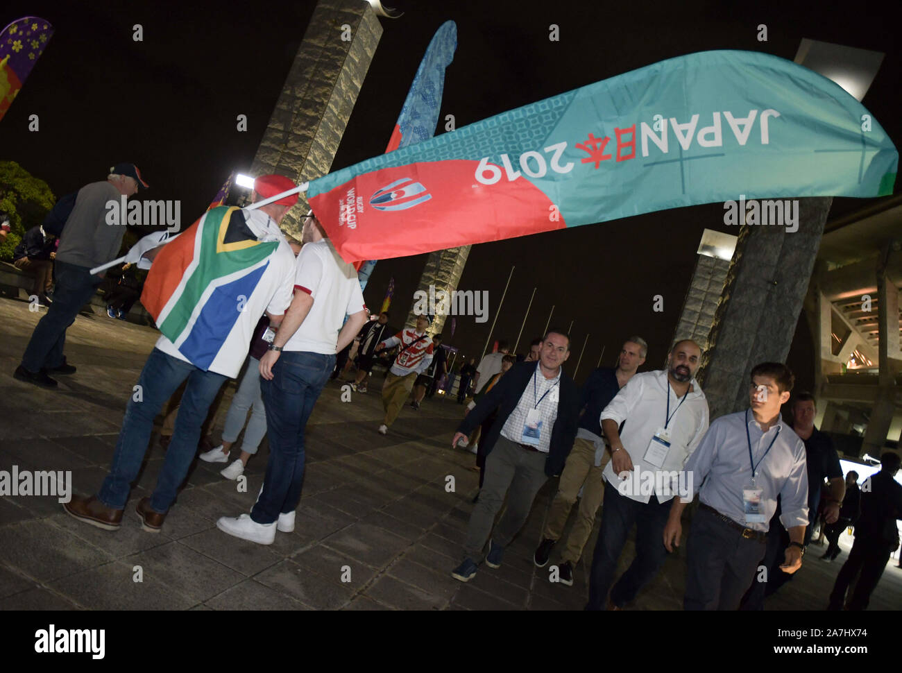 Tokio, Japan. 2 Nov, 2019. Menschen können gesehen werden, sodass das International Stadium Yokohama in der Präfektur Kanagawa, Japan nach dem Rugby World Cup 2019 Finale zwischen England und Südafrika, in der Südafrika's 32 - 12 am 2. November 2019 gewonnen. Foto: Ramiro Agustin Vargas Tabares Credit: Ramiro Agustin Vargas Tabares/ZUMA Draht/Alamy leben Nachrichten Stockfoto