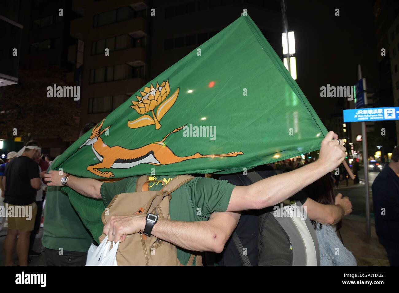 Tokio, Japan. 2 Nov, 2019. Ein Mann halten eine Flagge in der Nähe des International Stadium Yokohama in der Präfektur Kanagawa, Japan nach dem Rugby World Cup 2019 Finale zwischen England und Südafrika, in der Südafrika's 32 - 12 am 2. November 2019 gewonnen. Foto: Ramiro Agustin Vargas Tabares Credit: Ramiro Agustin Vargas Tabares/ZUMA Draht/Alamy leben Nachrichten Stockfoto