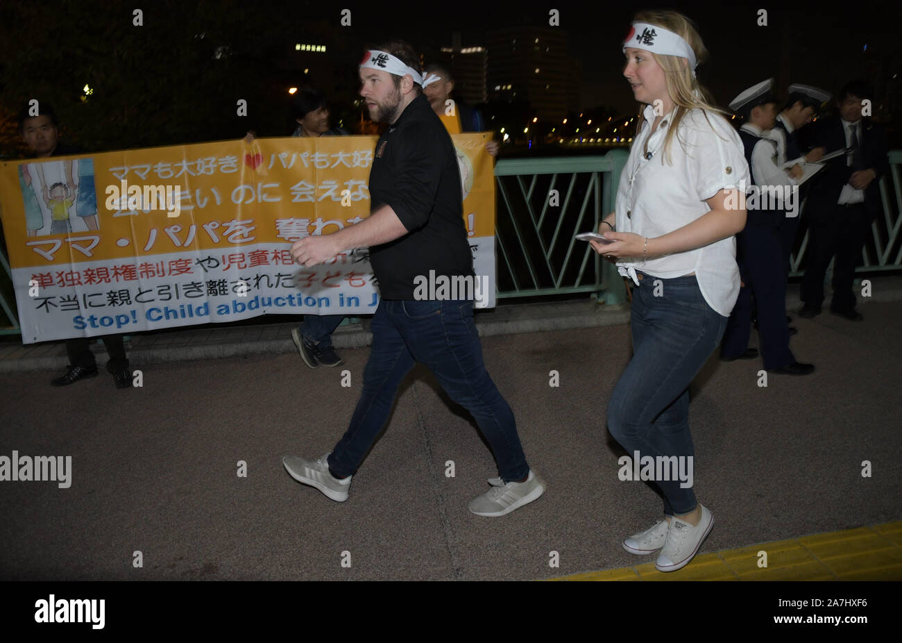 Tokio, Japan. 2 Nov, 2019. Rugby funs Spaziergang in der Nähe von Japan Kindesentführung Protest in der Nähe des International Stadium Yokohama in der Präfektur Kanagawa, Japan nach dem Rugby World Cup 2019 Finale zwischen England und Südafrika, in der Südafrika's 32 - 12 am 2. November 2019 gewonnen. Foto: Ramiro Agustin Vargas Tabares Credit: Ramiro Agustin Vargas Tabares/ZUMA Draht/Alamy leben Nachrichten Stockfoto