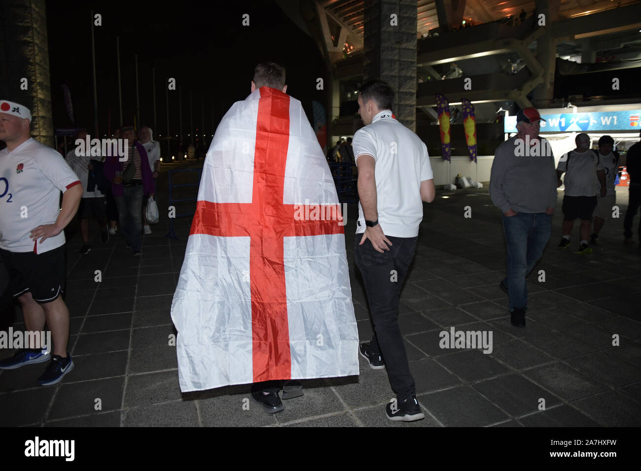 Tokio, Japan. 2 Nov, 2019. Englische Fans verlassen die International Stadium Yokohama in der Präfektur Kanagawa, Japan nach dem Rugby World Cup 2019 Finale zwischen England und Südafrika, in der Südafrika's 32 - 12 am 2. November 2019 gewonnen. Foto: Ramiro Agustin Vargas Tabares Credit: Ramiro Agustin Vargas Tabares/ZUMA Draht/Alamy leben Nachrichten Stockfoto
