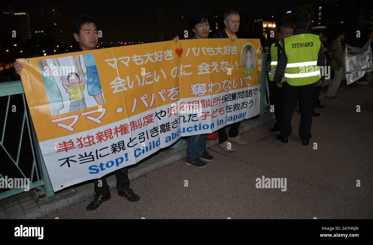 Tokio, Japan. 2 Nov, 2019. Die Menschen halten ein Zeichen während Japan Kindesentführung Protest in der Nähe des International Stadium Yokohama in der Präfektur Kanagawa, Japan nach dem Rugby World Cup 2019 Finale zwischen England und Südafrika, in der Südafrika's 32 - 12 am 2. November 2019 gewonnen. Foto: Ramiro Agustin Vargas Tabares Credit: Ramiro Agustin Vargas Tabares/ZUMA Draht/Alamy leben Nachrichten Stockfoto