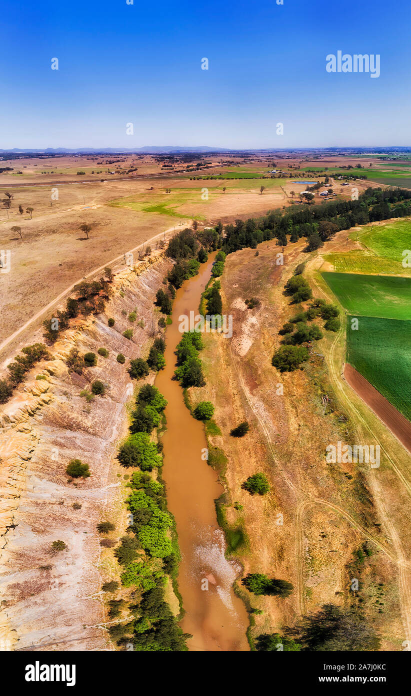 Flache schwach Hunter River bei Dürre Datenstrom über das Hunter Valley in der Nähe Bewässerung Landwirtschaft betrieben mit grünen Feldern erhöhten Antenne vertikal Stockfoto