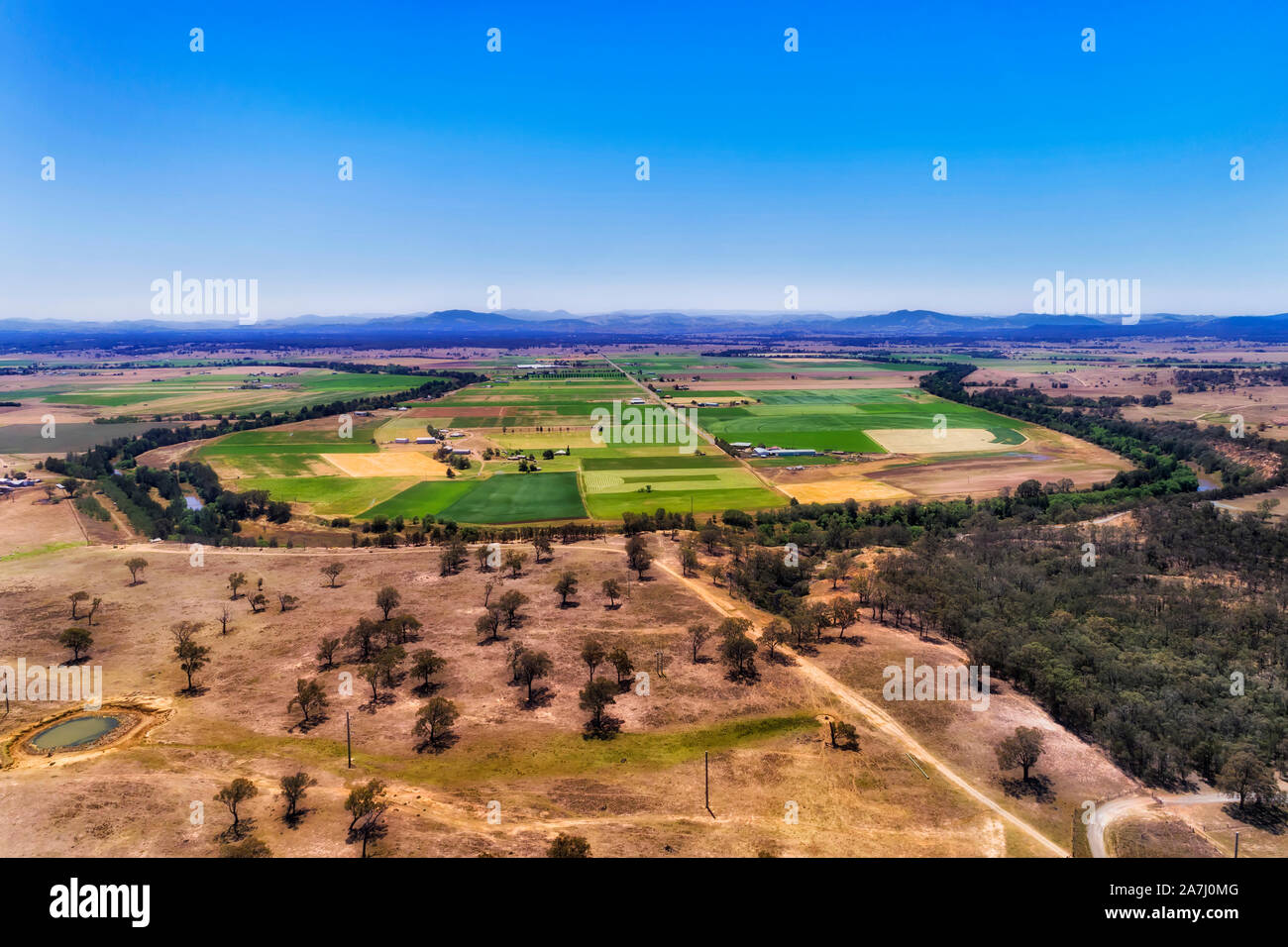 Hunter River Looping um flache Ebenen in Hunter Valley für Wasser und Bewässerung für die Landwirtschaft Bauernhof. Luftaufnahme des Flusses auf breiten trockenen pl Bend Stockfoto