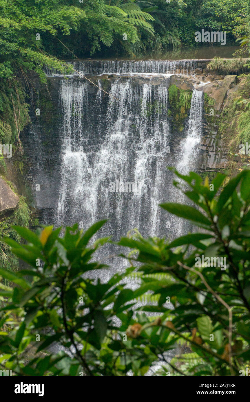 Kleiner Wasserfall schlagen und Spritzen auf der Oberfläche der harten Felsen, in der Nähe von Taipei, Taiwan - an einem sonnigen Tag im Sommer Stockfoto