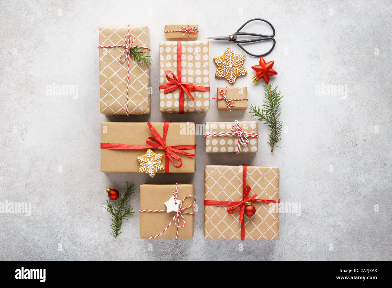 Sammlung von Weihnachten Geschenkboxen, Spielzeug und Dekoration auf hellgrauem Hintergrund. Xmas Vorbereitung Konzept. Flach. Stockfoto