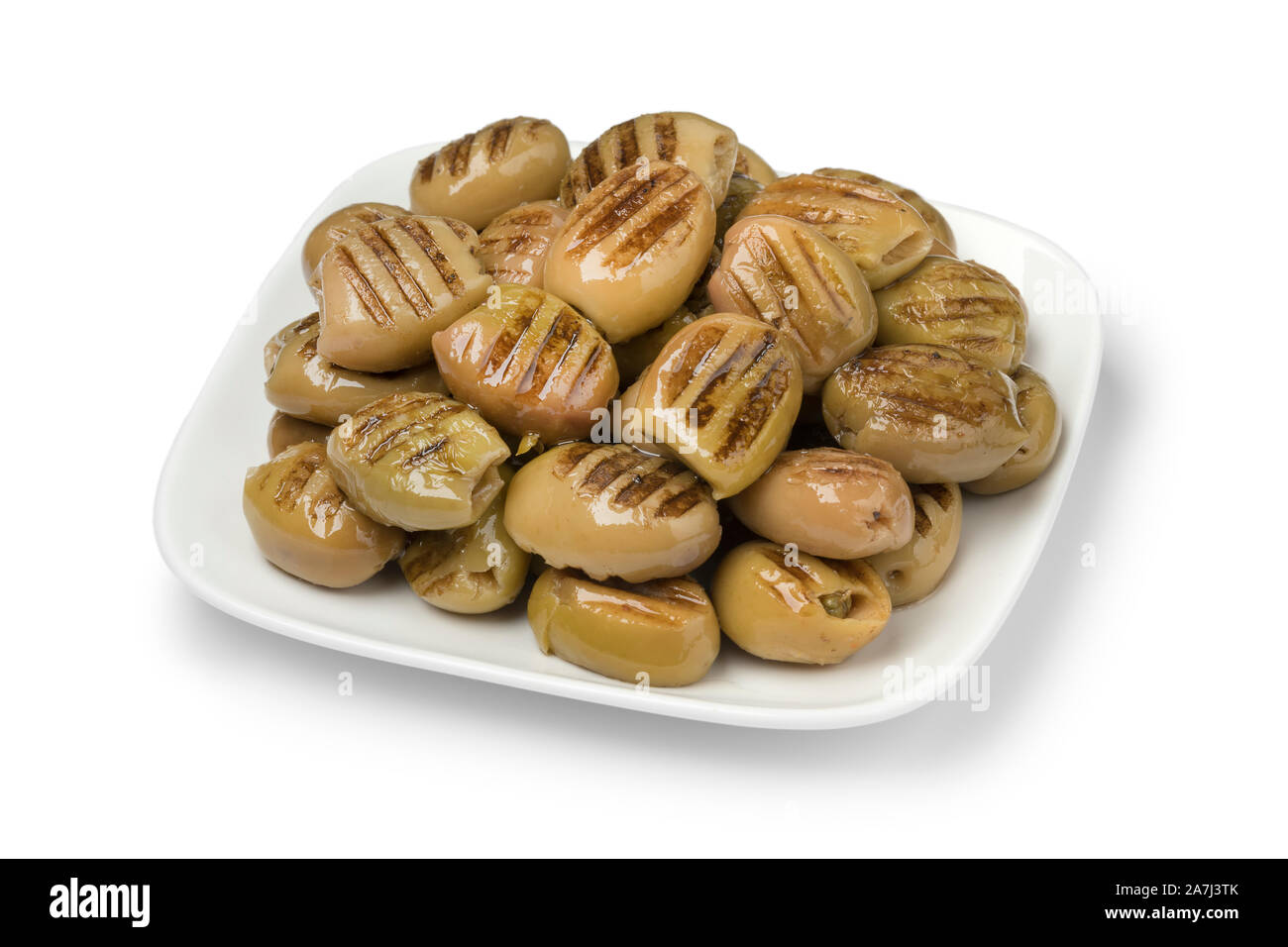 Schale mit gegrilltem grünen Oliven als Snack auf weißem Hintergrund Stockfoto